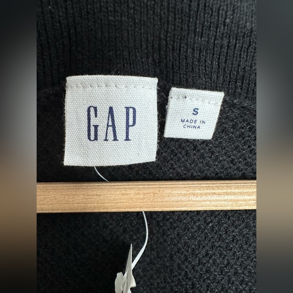 GAP VNeck Long Sleeve Black Knitted Shirt size Small. New with tag - Picture 4 of 6